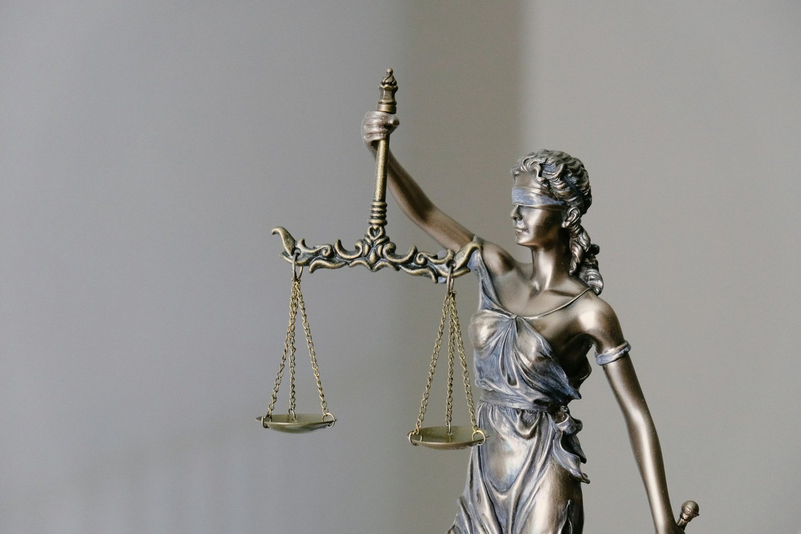 Escultura de la justicia con balanza