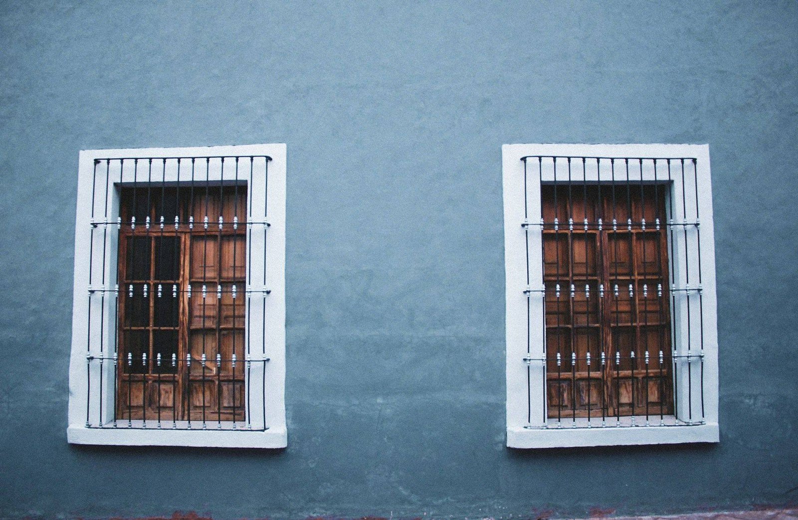 Ventanas con herrería en una fachada colonial
