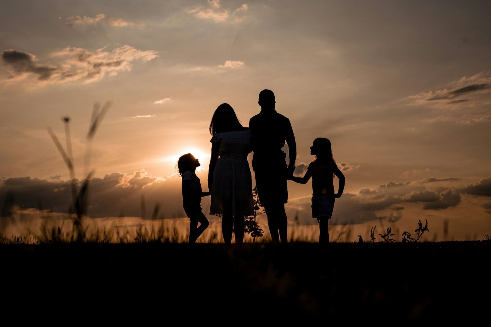 Silueta de una familia al atardecer