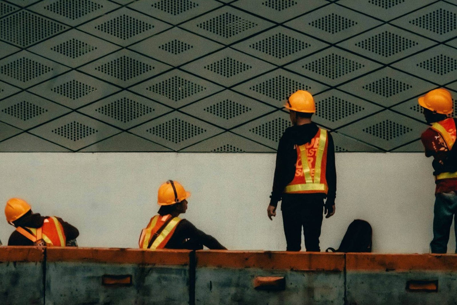 Trabajadores de la construcción con casco y chaleco
