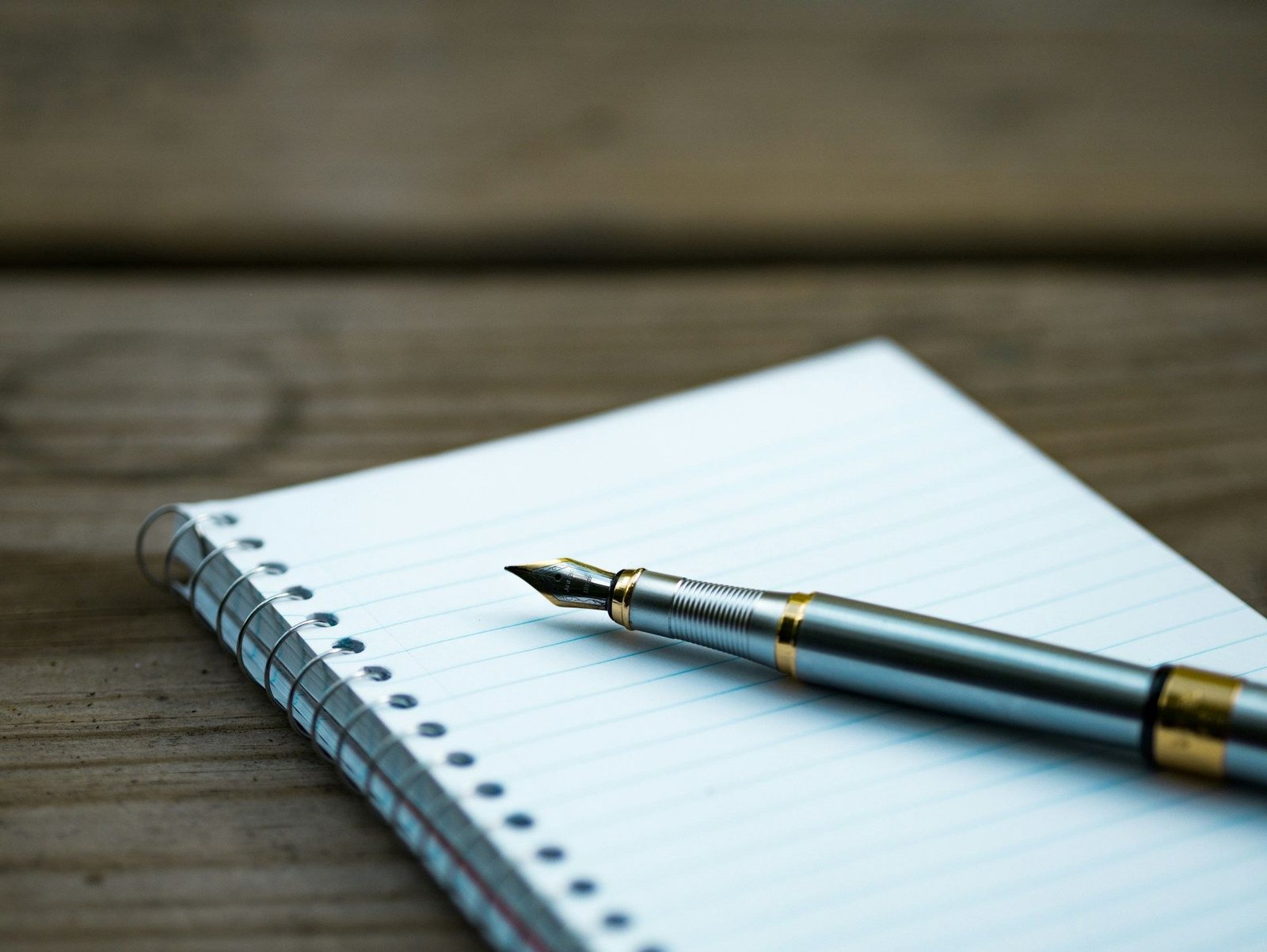 Pluma fuente sobre una libreta