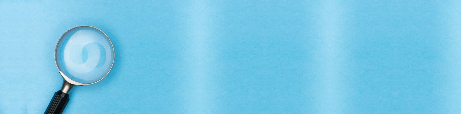 Lupa sobre un fondo azul